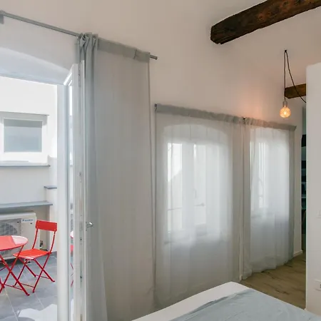 - Tiddi, Solare E Spaziosa Suite-loft Con Terrazzino Apartment Vernazza